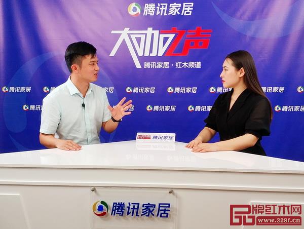 全聯(lián)藝術(shù)紅木家具專業(yè)委員會執(zhí)行會長、弘木傳媒CEO林偉華(左)就第三屆新中式紅木展進行發(fā)聲 全聯(lián)藝術(shù)紅木家具專業(yè)委員會執(zhí)行會長、弘木傳媒CEO林偉華(左)就第三屆新中式紅木展進行發(fā)聲