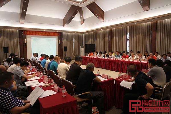 《中式硬木工藝家具商品標(biāo)價(jià)簽編制規(guī)范》團(tuán)體標(biāo)準(zhǔn)專家評(píng)審會(huì)現(xiàn)場(chǎng) 《中式硬木工藝家具商品標(biāo)價(jià)簽編制規(guī)范》團(tuán)體標(biāo)準(zhǔn)專家評(píng)審會(huì)現(xiàn)場(chǎng)