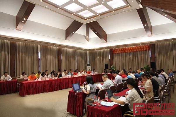 《中式硬木工藝家具商品標(biāo)價(jià)簽編制規(guī)范》團(tuán)體標(biāo)準(zhǔn)專家評(píng)審會(huì)在中山大涌成功召開 《中式硬木工藝家具商品標(biāo)價(jià)簽編制規(guī)范》團(tuán)體標(biāo)準(zhǔn)專家評(píng)審會(huì)在中山大涌成功召開