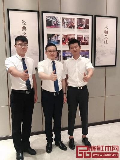 雅宋紅木總經(jīng)理石擁軍(中)與蒙自旗艦店總經(jīng)理吳總(右)在店內(nèi)合影 雅宋紅木總經(jīng)理石擁軍(中)與蒙自旗艦店總經(jīng)理吳總(右)在店內(nèi)合影