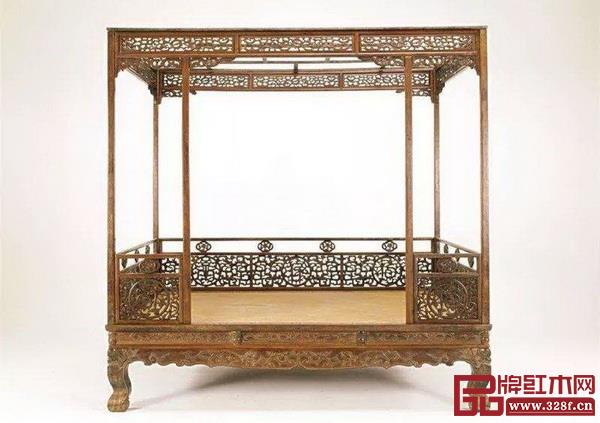 更為復(fù)雜的架子床是這類有門圍板和圍子有精美紋飾的,拍賣市場(chǎng)上最高拍價(jià)超出4000萬(wàn)元(黃花梨螭龍紋六柱架子床一例) 更為復(fù)雜的架子床是這類有門圍板和圍子有精美紋飾的,拍賣市場(chǎng)上最高拍價(jià)超出4000萬(wàn)元(黃花梨螭龍紋六柱架子床一例)