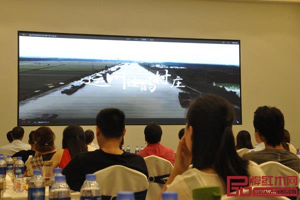 致遠家具出品紀錄片《運河邊的村莊》在經(jīng)銷商大會現(xiàn)場首映? 致遠家具出品紀錄片《運河邊的村莊》在經(jīng)銷商大會現(xiàn)場首映?