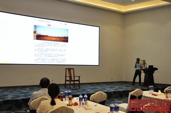 致遠家具運營總監(jiān)王蔚明演示二維碼文化溯源系統(tǒng)并解讀品牌升級? 致遠家具運營總監(jiān)王蔚明演示二維碼文化溯源系統(tǒng)并解讀品牌升級?