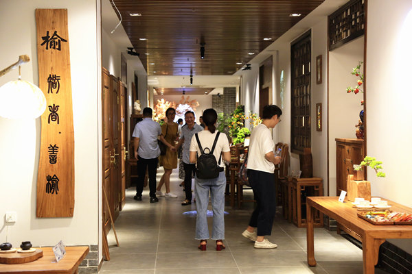 經(jīng)銷商們參觀致遠家具老榆木文化館? 經(jīng)銷商們參觀致遠家具老榆木文化館?