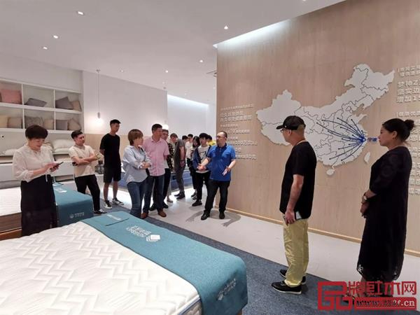 東陽市紅木家具行業(yè)協(xié)會(huì)部分會(huì)員企業(yè)參觀夢神集團(tuán) 東陽市紅木家具行業(yè)協(xié)會(huì)部分會(huì)員企業(yè)參觀夢神集團(tuán)