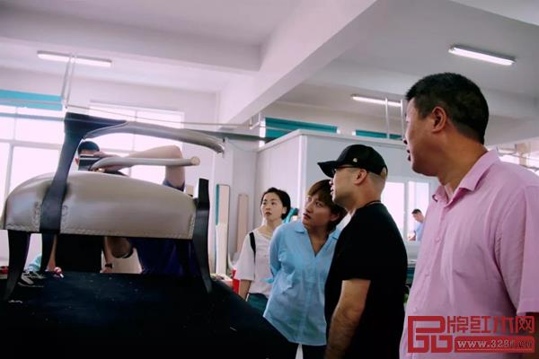 東陽市紅木家具行業(yè)協(xié)會(huì)部分會(huì)員企業(yè)參觀富沃德家具 東陽市紅木家具行業(yè)協(xié)會(huì)部分會(huì)員企業(yè)參觀富沃德家具