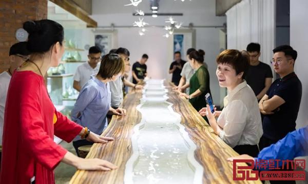 東陽市紅木家具行業(yè)協(xié)會(huì)部分會(huì)員企業(yè)參觀澳珀家俱 東陽市紅木家具行業(yè)協(xié)會(huì)部分會(huì)員企業(yè)參觀澳珀家俱