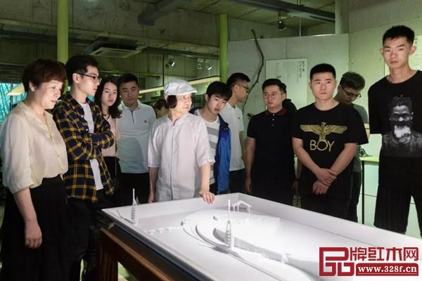 東陽市紅木家具行業(yè)協(xié)會(huì)和朱小杰進(jìn)行交流 東陽市紅木家具行業(yè)協(xié)會(huì)和朱小杰進(jìn)行交流