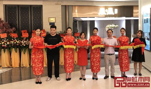 雍博堂紅木春風(fēng)羅浮宮店總經(jīng)理張馨予、余興福,總部大區(qū)經(jīng)理肖天博等一起為開業(yè)剪彩。 雍博堂紅木春風(fēng)羅浮宮店總經(jīng)理張馨予、余興福,總部大區(qū)經(jīng)理肖天博等一起為開業(yè)剪彩。