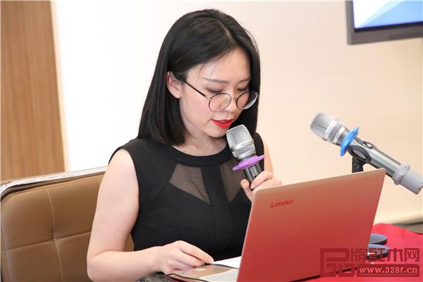 中山市紅木家具行業(yè)協(xié)會團(tuán)標(biāo)委秘書長方紫薇以及專家饒穎為與會人員解讀標(biāo)準(zhǔn)的內(nèi)容 中山市紅木家具行業(yè)協(xié)會團(tuán)標(biāo)委秘書長方紫薇以及專家饒穎為與會人員解讀標(biāo)準(zhǔn)的內(nèi)容