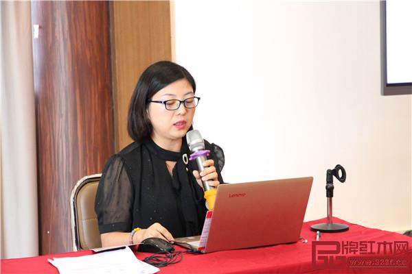 中山市紅木家具行業(yè)協(xié)會團(tuán)標(biāo)委秘書長方紫薇以及專家饒穎為與會人員解讀標(biāo)準(zhǔn)的內(nèi)容 中山市紅木家具行業(yè)協(xié)會團(tuán)標(biāo)委秘書長方紫薇以及專家饒穎為與會人員解讀標(biāo)準(zhǔn)的內(nèi)容