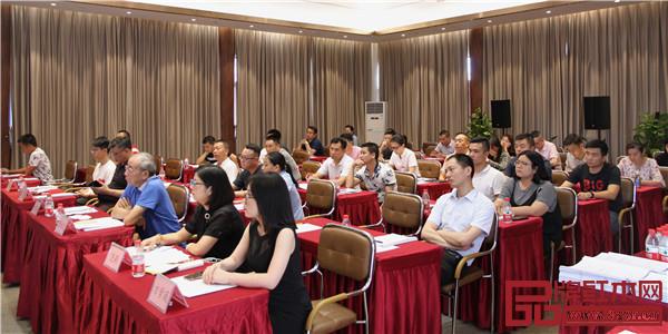 與會代表認(rèn)真聽取四項(xiàng)團(tuán)體標(biāo)準(zhǔn)內(nèi)容 與會代表認(rèn)真聽取四項(xiàng)團(tuán)體標(biāo)準(zhǔn)內(nèi)容