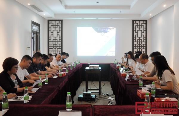 第三屆新中式紅木展展前重點(diǎn)企業(yè)及展商工作安排及動(dòng)員大會(huì)現(xiàn)場(chǎng) 第三屆新中式紅木展展前重點(diǎn)企業(yè)及展商工作安排及動(dòng)員大會(huì)現(xiàn)場(chǎng)