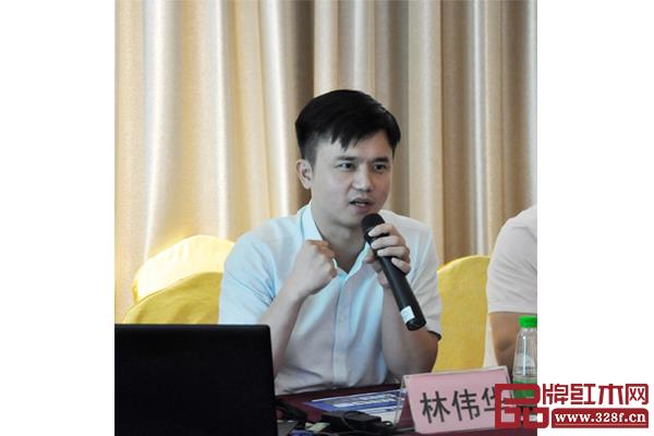 全聯(lián)藝術(shù)紅木家具專業(yè)委員會(huì)執(zhí)行會(huì)長(zhǎng)、弘木傳媒CEO林偉華圍繞展商工作提出指導(dǎo)意見 全聯(lián)藝術(shù)紅木家具專業(yè)委員會(huì)執(zhí)行會(huì)長(zhǎng)、弘木傳媒CEO林偉華圍繞展商工作提出指導(dǎo)意見