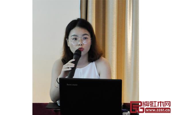 弘木傳媒主編陶秋芳匯報(bào)了第三屆新中式紅木展相關(guān)工作進(jìn)度 弘木傳媒主編陶秋芳匯報(bào)了第三屆新中式紅木展相關(guān)工作進(jìn)度