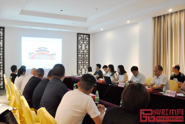 政府領(lǐng)導(dǎo)、第三屆新中式紅木展組委會(huì)領(lǐng)導(dǎo)代表以及重點(diǎn)企業(yè)、參展商代表出席本次會(huì)議 政府領(lǐng)導(dǎo)、第三屆新中式紅木展組委會(huì)領(lǐng)導(dǎo)代表以及重點(diǎn)企業(yè)、參展商代表出席本次會(huì)議