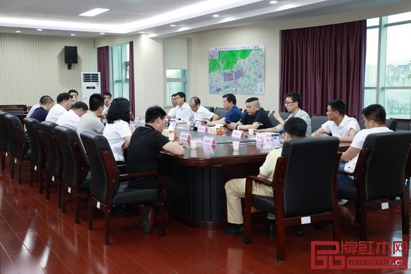 北京紅木交易中心與東陽(yáng)木材交易中心進(jìn)行了合作座談會(huì),共商合作大計(jì) 北京紅木交易中心與東陽(yáng)木材交易中心進(jìn)行了合作座談會(huì),共商合作大計(jì)