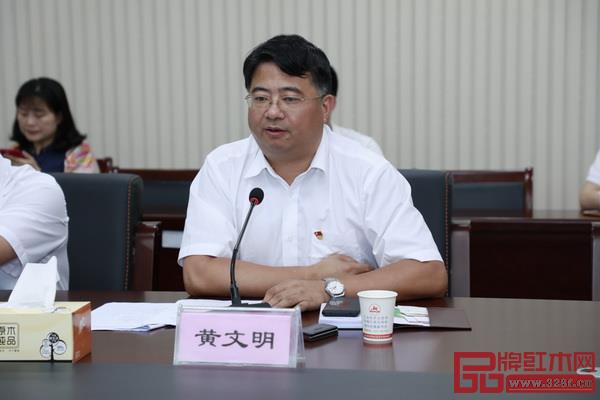 東陽(yáng)經(jīng)濟(jì)開(kāi)發(fā)區(qū)書記、主任黃文明介紹東陽(yáng)概況 東陽(yáng)經(jīng)濟(jì)開(kāi)發(fā)區(qū)書記、主任黃文明介紹東陽(yáng)概況