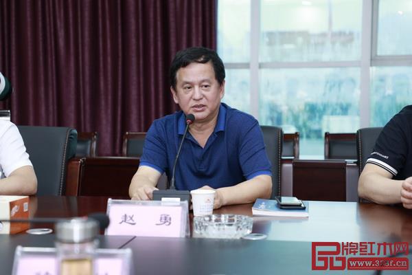 富華國(guó)際集團(tuán)總裁、北京紅木交易中心董事長(zhǎng)趙勇發(fā)表講話 富華國(guó)際集團(tuán)總裁、北京紅木交易中心董事長(zhǎng)趙勇發(fā)表講話