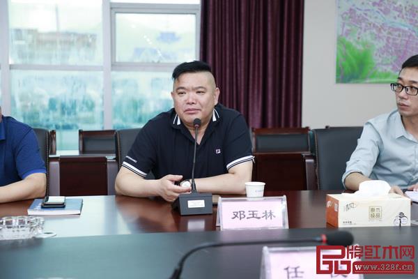 北京紅木交易中心執(zhí)行總經(jīng)理鄧玉林介紹北京紅木交易中心概況 北京紅木交易中心執(zhí)行總經(jīng)理鄧玉林介紹北京紅木交易中心概況