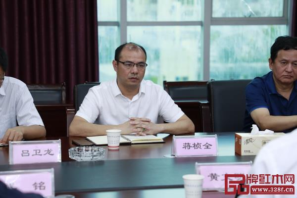 深圳萬(wàn)盛宇集團(tuán)董事長(zhǎng)蔣楨全作為東陽(yáng)木材交易中心運(yùn)營(yíng)單位,發(fā)表講話 深圳萬(wàn)盛宇集團(tuán)董事長(zhǎng)蔣楨全作為東陽(yáng)木材交易中心運(yùn)營(yíng)單位,發(fā)表講話