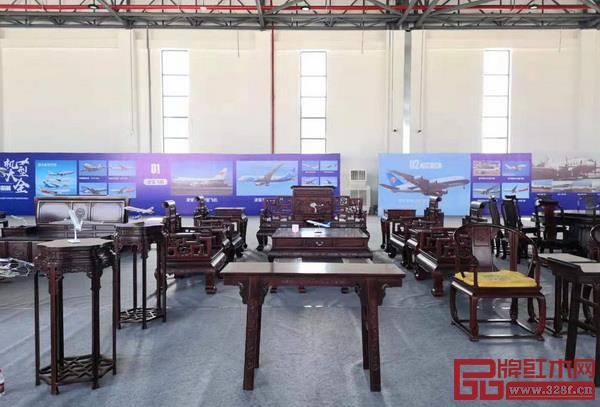 一些飛機(jī)模型擺放在乾瓏堂的家具上 一些飛機(jī)模型擺放在乾瓏堂的家具上