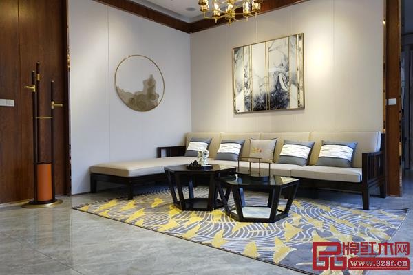 雅晟紅木·檀一關(guān)注消費(fèi)者需求,新增輕爽優(yōu)雅的淺駝色、墨綠色,并提升其實(shí)用性。 雅晟紅木·檀一關(guān)注消費(fèi)者需求,新增輕爽優(yōu)雅的淺駝色、墨綠色,并提升其實(shí)用性。