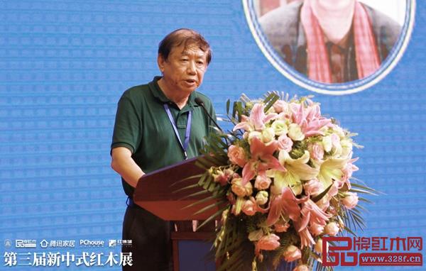 全國工商聯(lián)第十一屆執(zhí)委、全聯(lián)民間文物藝術(shù)品商會(huì)創(chuàng)會(huì)會(huì)長宋建文指出,新中式紅木家具逐漸成為引領(lǐng)中國家具設(shè)計(jì)的風(fēng)向標(biāo) 全國工商聯(lián)第十一屆執(zhí)委、全聯(lián)民間文物藝術(shù)品商會(huì)創(chuàng)會(huì)會(huì)長宋建文指出,新中式紅木家具逐漸成為引領(lǐng)中國家具設(shè)計(jì)的風(fēng)向標(biāo)