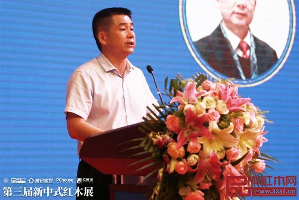 中山市大涌鎮(zhèn)鎮(zhèn)長(zhǎng)賀修虎表示,紅木企業(yè)要利用好新中式紅木展的平臺(tái)效應(yīng),提升企業(yè)形象和品牌化建設(shè) 中山市大涌鎮(zhèn)鎮(zhèn)長(zhǎng)賀修虎表示,紅木企業(yè)要利用好新中式紅木展的平臺(tái)效應(yīng),提升企業(yè)形象和品牌化建設(shè)