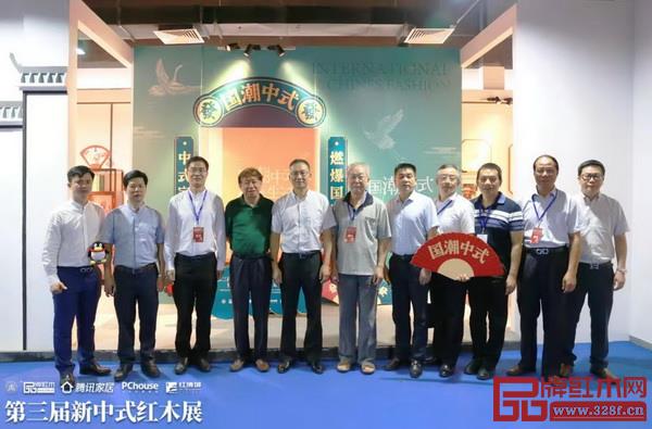 領(lǐng)導(dǎo)專家在“國(guó)潮中式”留影區(qū)合影 領(lǐng)導(dǎo)專家在“國(guó)潮中式”留影區(qū)合影