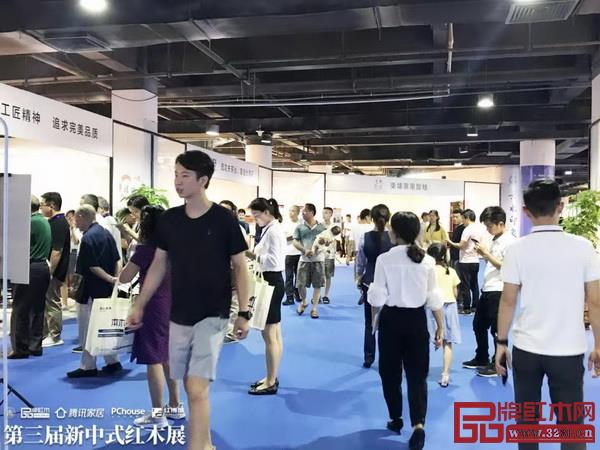 第三屆新中式紅木展備受關(guān)注,開幕當(dāng)日十分熱鬧 第三屆新中式紅木展備受關(guān)注,開幕當(dāng)日十分熱鬧