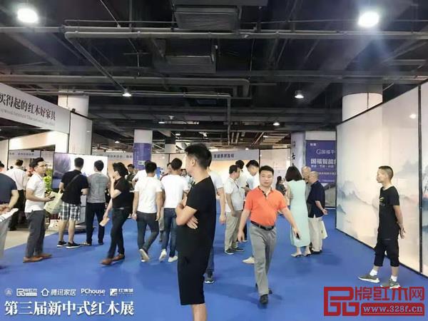 第三屆新中式紅木展備受關(guān)注,開幕當(dāng)日十分熱鬧 第三屆新中式紅木展備受關(guān)注,開幕當(dāng)日十分熱鬧