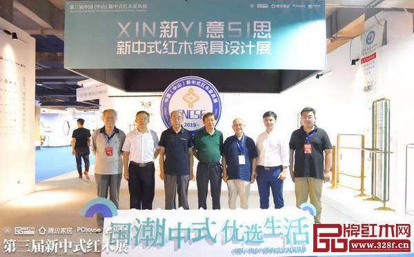 宋建文(右四)與其他評選專家在“新意思”新中式紅木家具設計展合影留念 宋建文(右四)與其他評選專家在“新意思”新中式紅木家具設計展合影留念