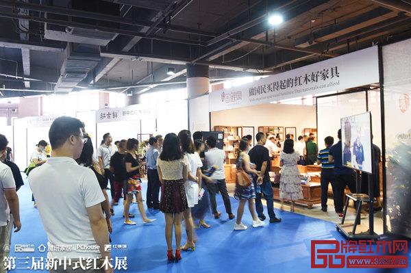 第三屆新中式紅木家具展上,金隆.金鯉魚展位客流云集? 第三屆新中式紅木家具展上,金隆.金鯉魚展位客流云集?