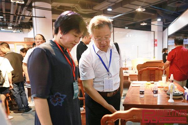 全聯藝術紅木家具專業(yè)委員會專家顧問、華南農業(yè)大學博士生導師李凱夫(右)點評金隆.金鯉魚產品? 全聯藝術紅木家具專業(yè)委員會專家顧問、華南農業(yè)大學博士生導師李凱夫(右)點評金隆.金鯉魚產品?