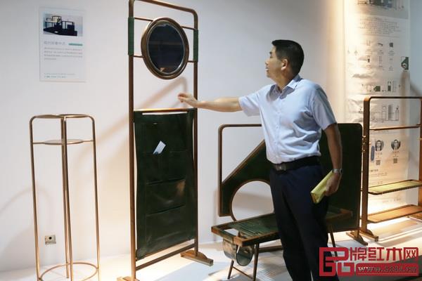 賀修虎參觀“新意思”新中式紅木家具設(shè)計(jì)展展區(qū) 賀修虎參觀“新意思”新中式紅木家具設(shè)計(jì)展展區(qū)