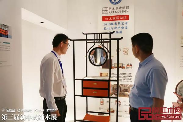 賀修虎(右一)參觀“新意思”新中式紅木家具設(shè)計(jì)展展區(qū) 賀修虎(右一)參觀“新意思”新中式紅木家具設(shè)計(jì)展展區(qū)