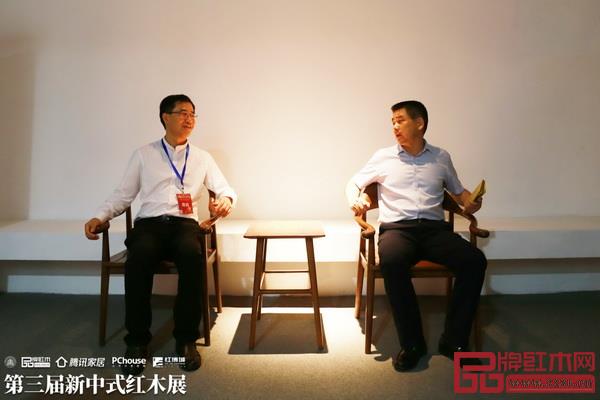 賀修虎(右一)參觀“新意思”新中式紅木家具設(shè)計(jì)展展區(qū) 賀修虎(右一)參觀“新意思”新中式紅木家具設(shè)計(jì)展展區(qū)