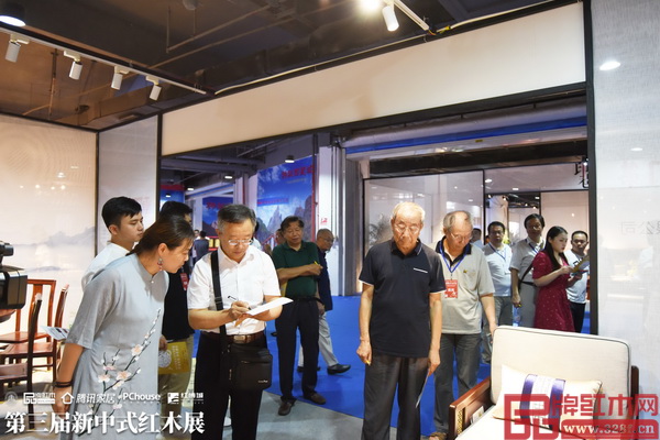 專(zhuān)家評(píng)審團(tuán)現(xiàn)場(chǎng)為順泰軒·書(shū)香門(mén)第《承道沙發(fā)》評(píng)分 專(zhuān)家評(píng)審團(tuán)現(xiàn)場(chǎng)為順泰軒·書(shū)香門(mén)第《承道沙發(fā)》評(píng)分