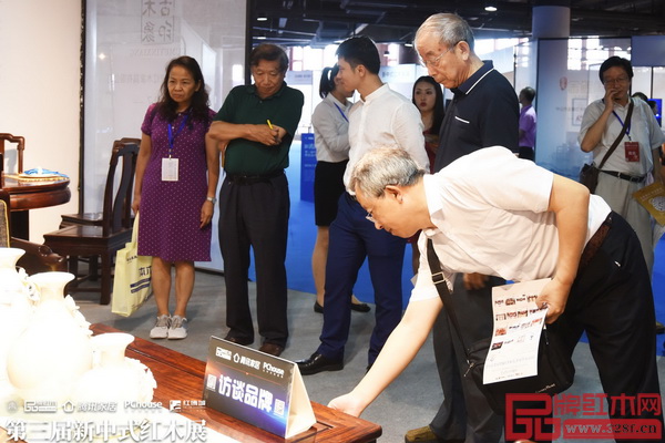 專家評審團現(xiàn)場評分時對古木印象柬埔寨黑酸枝系列產(chǎn)品的選材、工藝、品質(zhì)等贊不絕口