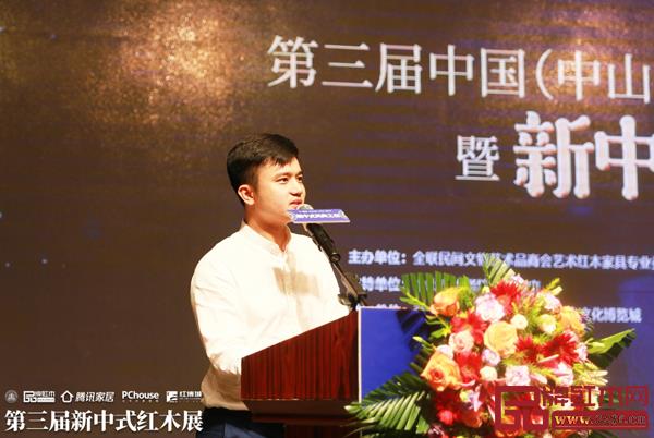 全聯(lián)藝術(shù)紅木家具專業(yè)委員會(huì)執(zhí)行會(huì)長(zhǎng)、弘木傳媒CEO林偉華在第三屆新中式紅木家具展答謝晚宴暨新中式風(fēng)尚之夜上致辭 全聯(lián)藝術(shù)紅木家具專業(yè)委員會(huì)執(zhí)行會(huì)長(zhǎng)、弘木傳媒CEO林偉華在第三屆新中式紅木家具展答謝晚宴暨新中式風(fēng)尚之夜上致辭