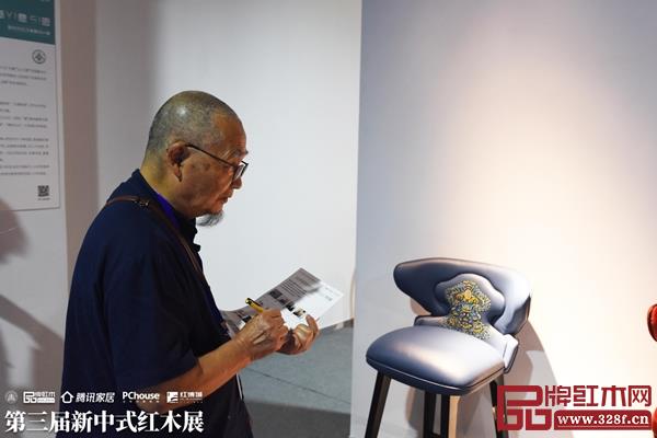 胡景初作為2019“匠心中式”精品評選評審之一參與現(xiàn)場打分 胡景初作為2019“匠心中式”精品評選評審之一參與現(xiàn)場打分