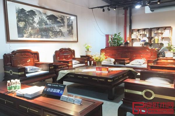 《荷荷美美》沙發(fā)荷花圖案與素雅藍的軟裝相呼應(yīng),充滿詩情畫意 《荷荷美美》沙發(fā)荷花圖案與素雅藍的軟裝相呼應(yīng),充滿詩情畫意