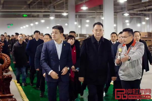 憶古軒總經(jīng)理劉宇(左一)陪同南充市委書(shū)記宋朝華(左二)在全市重點(diǎn)項(xiàng)目拉練現(xiàn)場(chǎng)調(diào)研 憶古軒總經(jīng)理劉宇(左一)陪同南充市委書(shū)記宋朝華(左二)在全市重點(diǎn)項(xiàng)目拉練現(xiàn)場(chǎng)調(diào)研