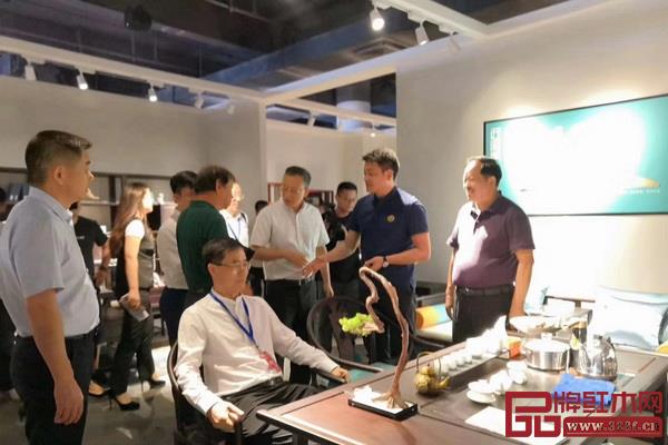 全國(guó)工商聯(lián)第十一屆執(zhí)委宋建文、中山市大涌鎮(zhèn)黨委書(shū)記郭叢樞、廣東省家具協(xié)會(huì)會(huì)長(zhǎng)王克、中山市大涌鎮(zhèn)鎮(zhèn)長(zhǎng)賀修虎等領(lǐng)嘉賓到憶古軒展位參觀,憶古軒董事長(zhǎng)劉定杰(右一)、總經(jīng)理劉宇(右二)與嘉賓們分享交流 全國(guó)工商聯(lián)第十一屆執(zhí)委宋建文、中山市大涌鎮(zhèn)黨委書(shū)記郭叢樞、廣東省家具協(xié)會(huì)會(huì)長(zhǎng)王克、中山市大涌鎮(zhèn)鎮(zhèn)長(zhǎng)賀修虎等領(lǐng)嘉賓到憶古軒展位參觀,憶古軒董事長(zhǎng)劉定杰(右一)、總經(jīng)理劉宇(右二)與嘉賓們分享交流