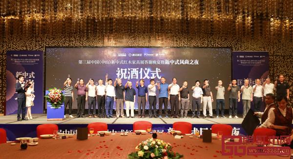 林偉華(左五)與出席晚宴的其他領(lǐng)導(dǎo)嘉賓共同上臺(tái)祝酒 林偉華(左五)與出席晚宴的其他領(lǐng)導(dǎo)嘉賓共同上臺(tái)祝酒