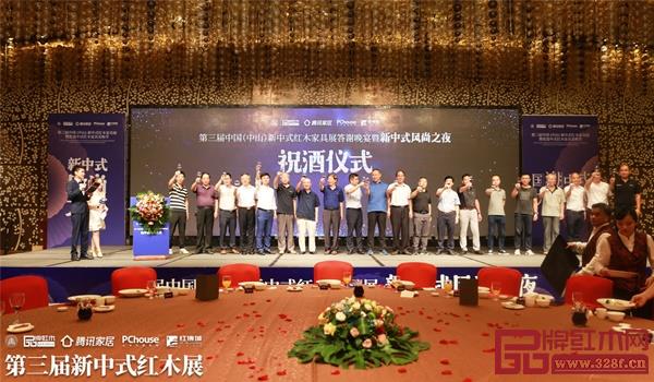 出席晚會(huì)的領(lǐng)導(dǎo)嘉賓共同上臺(tái)祝酒 出席晚會(huì)的領(lǐng)導(dǎo)嘉賓共同上臺(tái)祝酒