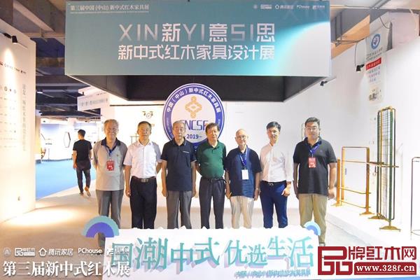 全國(guó)工商聯(lián)第十一屆執(zhí)委、全聯(lián)民間文物藝術(shù)品商會(huì)創(chuàng)會(huì)會(huì)長(zhǎng)宋建文（右四）, 中國(guó)新中式文化研究院院長(zhǎng)胡景初（右三）, 中國(guó)紅木家具技術(shù)專家曹新民（左三）等業(yè)內(nèi)大咖、專家學(xué)者組成評(píng)委團(tuán)