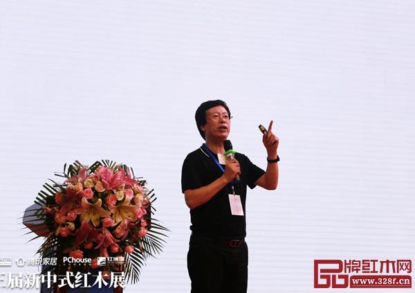 深圳家具研究開發(fā)院院長(zhǎng)、南京林業(yè)大學(xué)博士生導(dǎo)師許柏鳴在新中式紅木展開幕式上進(jìn)行《紅木家具企業(yè)的頂層戰(zhàn)略》主題分享 深圳家具研究開發(fā)院院長(zhǎng)、南京林業(yè)大學(xué)博士生導(dǎo)師許柏鳴在新中式紅木展開幕式上進(jìn)行《紅木家具企業(yè)的頂層戰(zhàn)略》主題分享