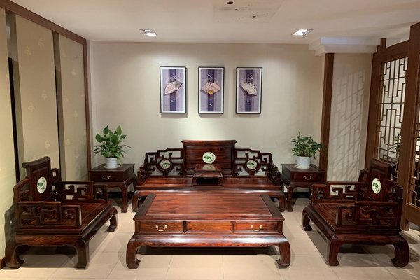 偉世鴻泰紅木亮相新中式紅木家具展，經(jīng)典中式沙發(fā)喜獲金獎(jiǎng)